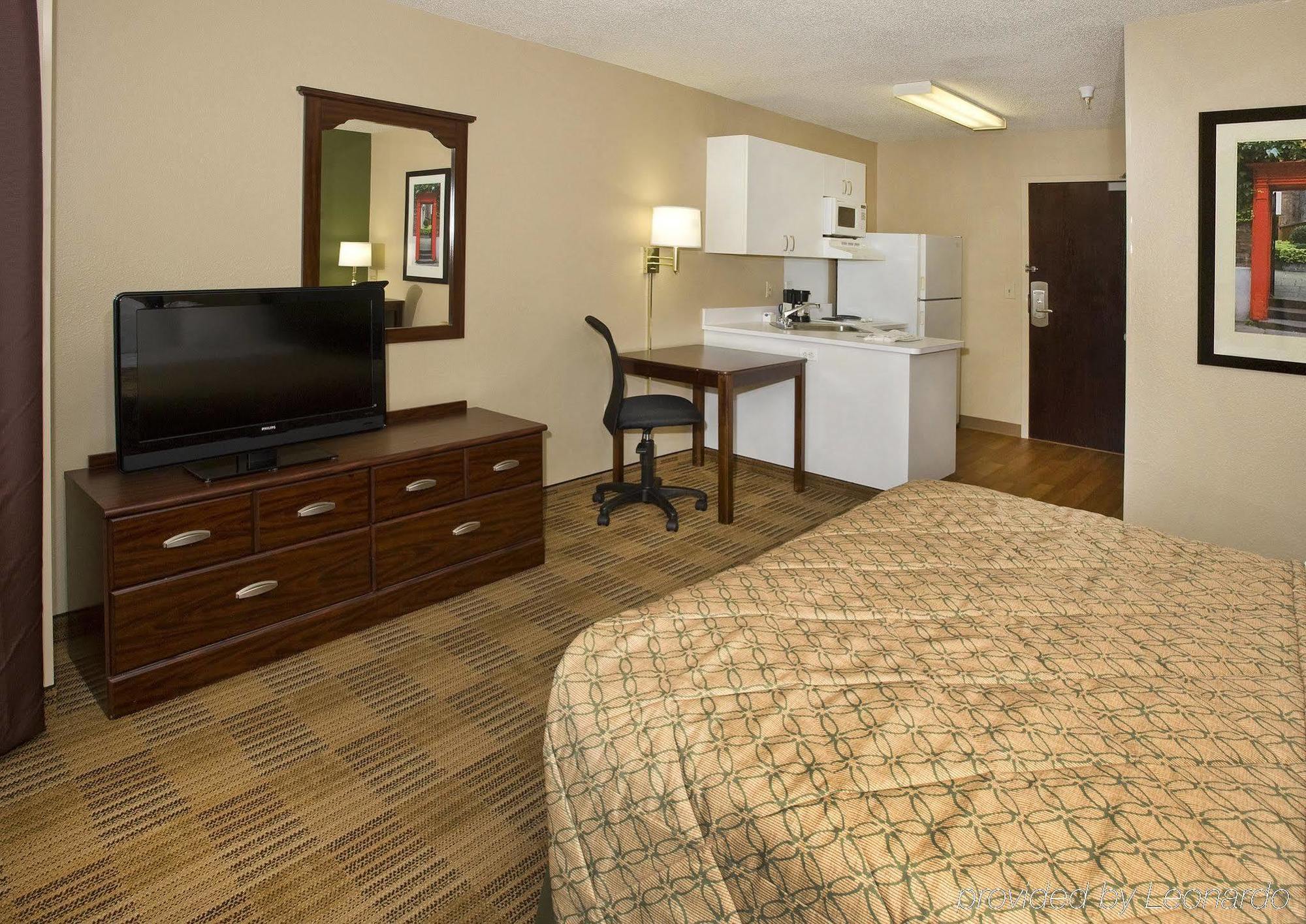 Extended Stay America Suites - San Diego - Carlsbad Village By The Sea Room photo